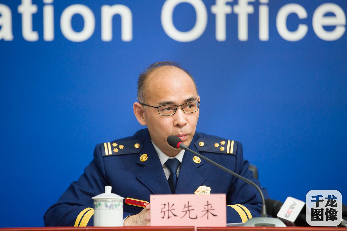 3月26日，全市清明节群众祭扫服务工作新闻发布会在新闻出版大厦举行。图为市消防总队总工程师张先来发言。
