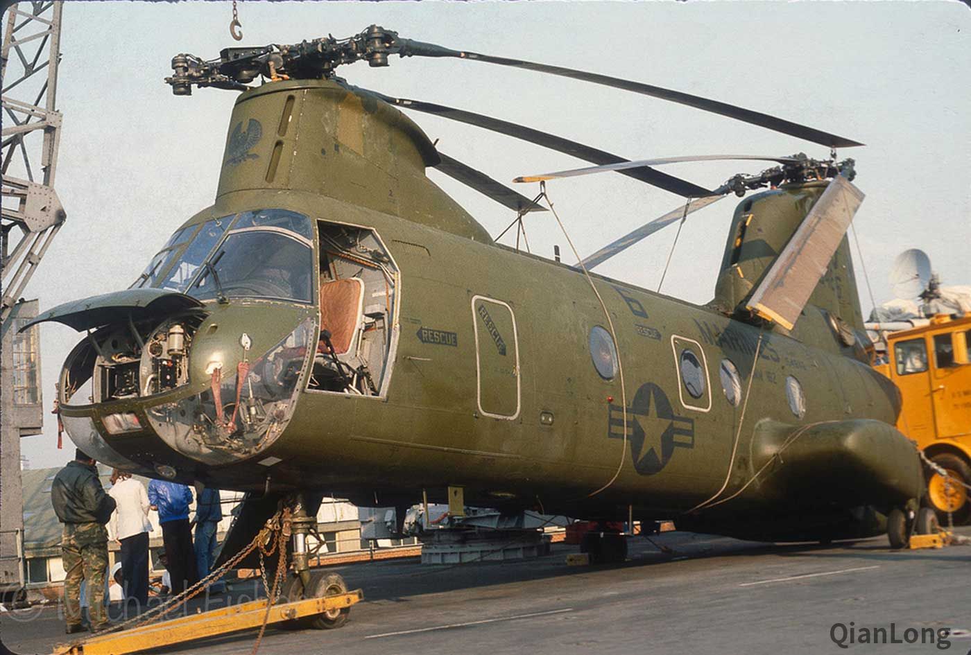 正在进行维护的波音-伏托尔ch-46"海骑士"直升机(boeing vertol ch-46