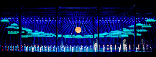 演出剧照:崇山为幕,大江为台,观印象艺术发展有限公司也将不忘初心,志