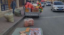 北京丰台长辛店城管执法队严查地摊售卖祭祀用品