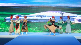 非遗传承人刺绣作品登上中国国际时装周