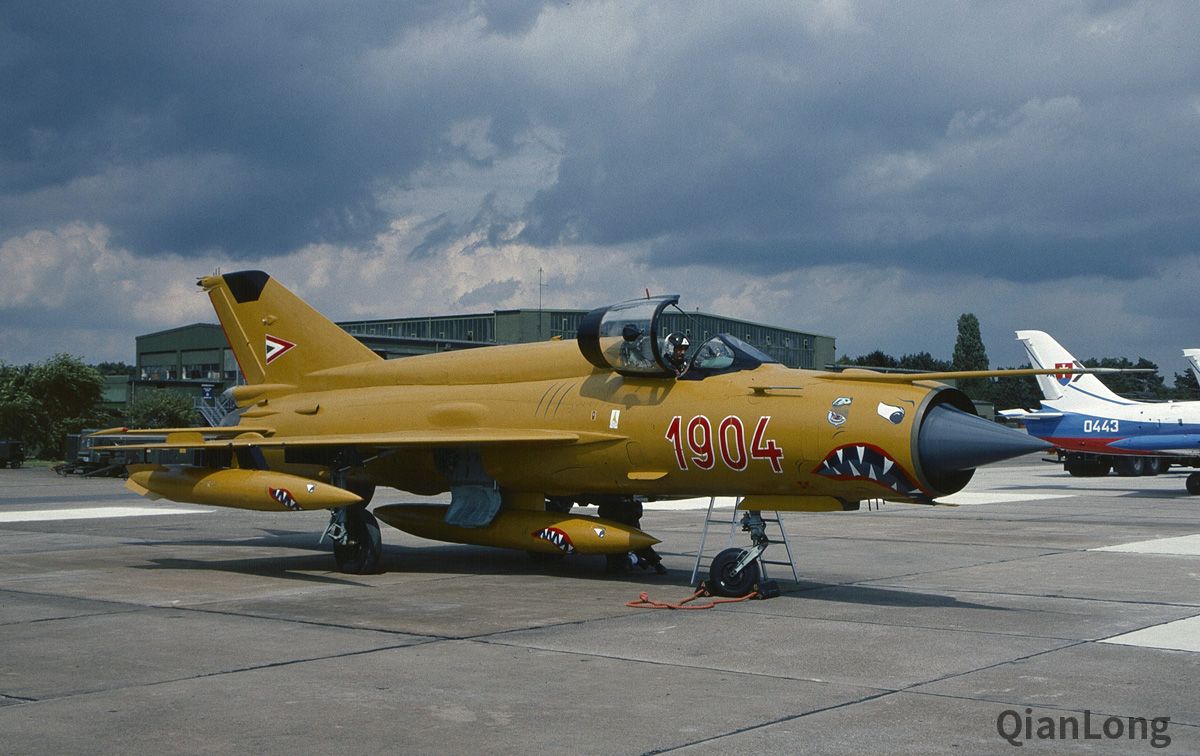 匈牙利米格-21战斗机经停德国 每架飞机带3个副油箱-千龙网·中国首都