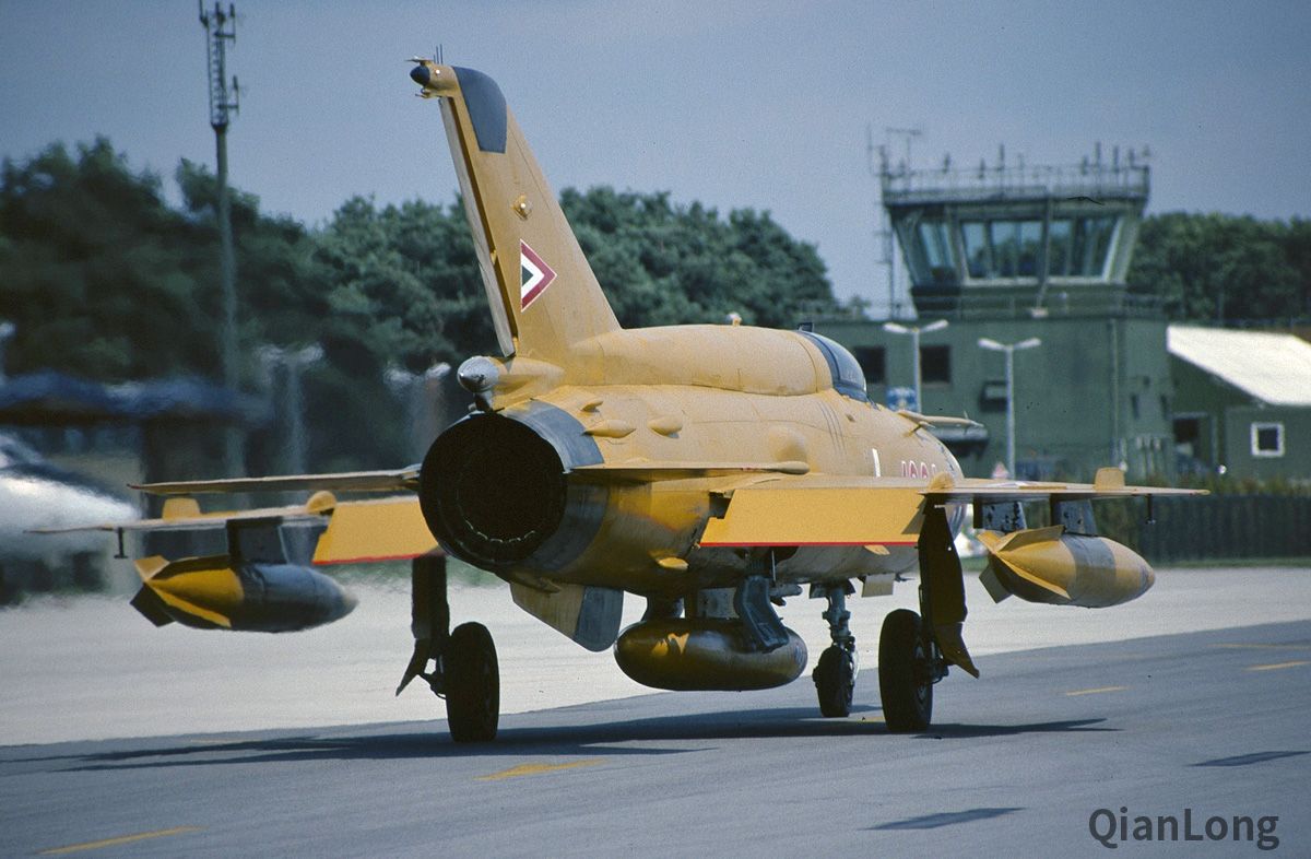 匈牙利米格21战斗机经停德国每架飞机带3个副油箱6