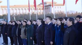 北京市委党校组织学员在天安门广场开展教学活动