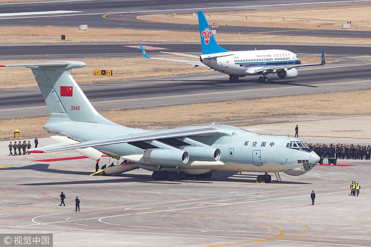 运送第六批10位在韩志愿军烈士遗骸的空军伊尔-76运输机抵达沈阳桃仙