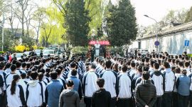 我们的节日·清明|北京300余群众袁满囤雕像前寄哀思