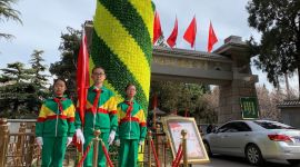 我们的节日·清明|北京市民清明节向八宝山革命公墓献花缅怀先烈