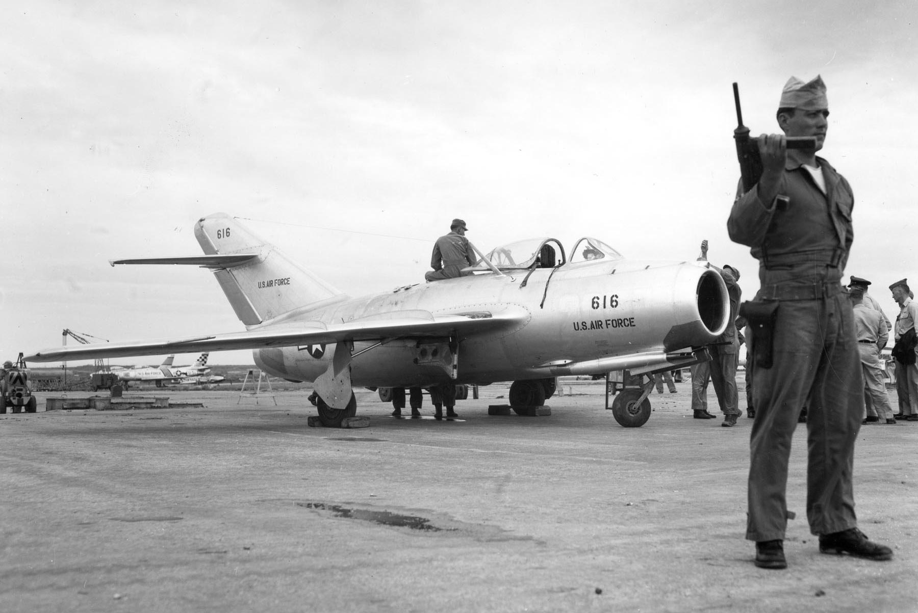 21日,21岁的朝鲜空军飞行员卢今锡驾驶米格-15叛逃到韩国金浦空军基地