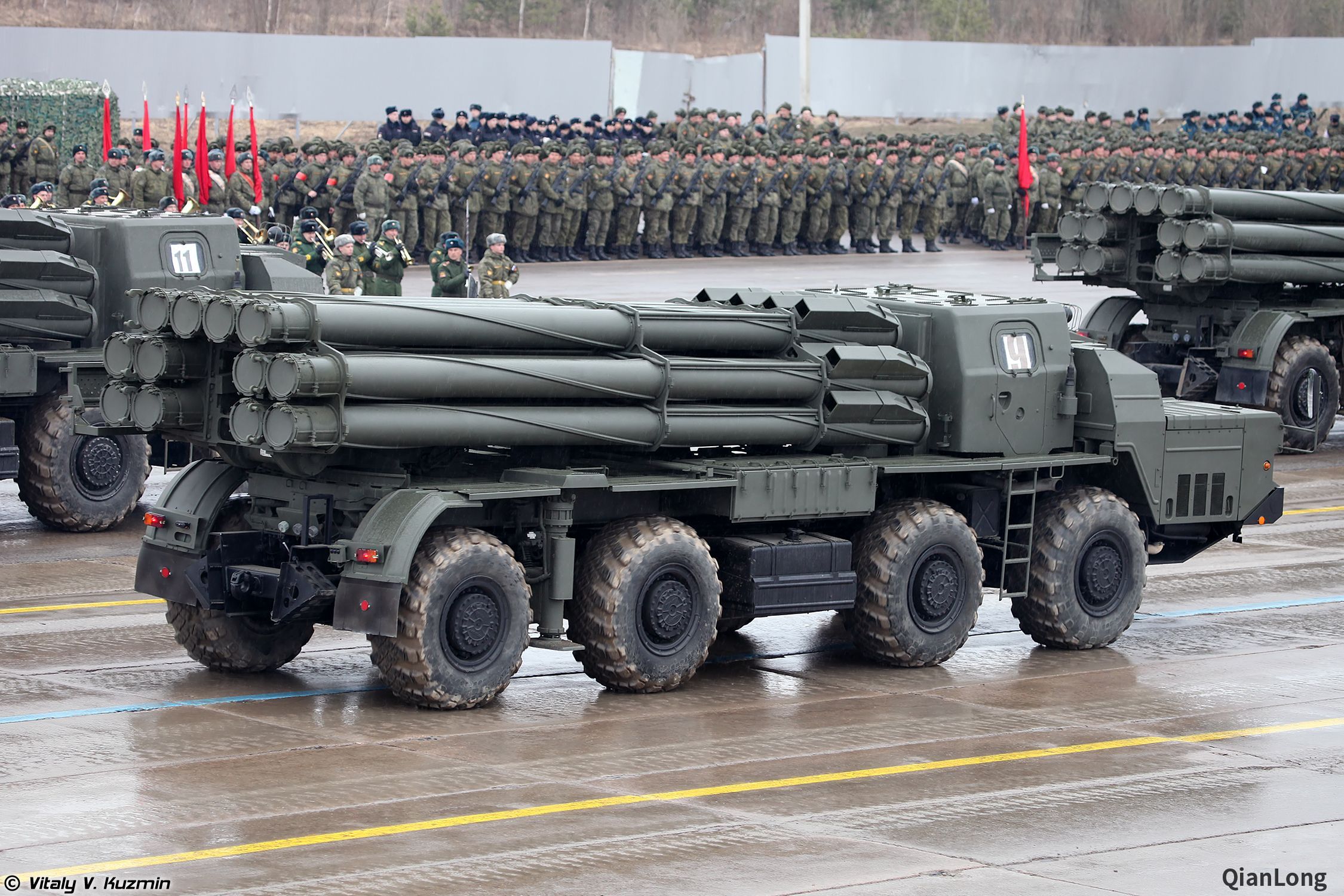 亮相阅兵式彩排现场的9k58火箭炮的9a52发射设备 (Боевая ма