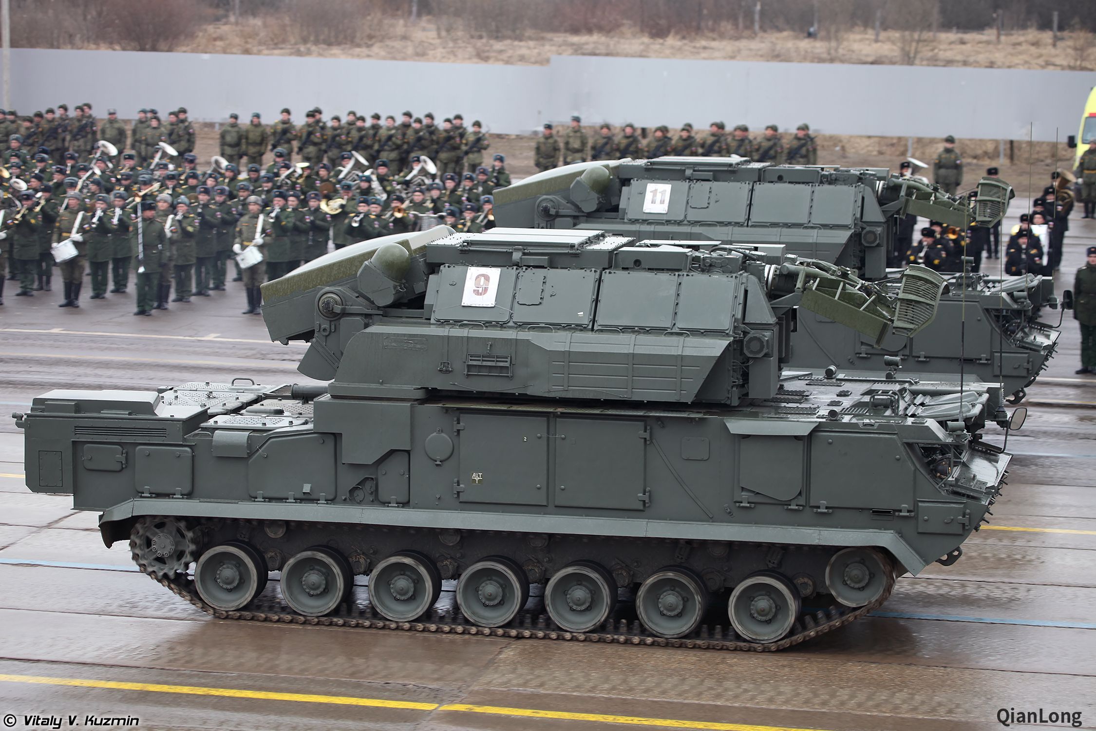 俄罗斯举行胜利节阅兵彩排多款地面装备插着红旗亮相25