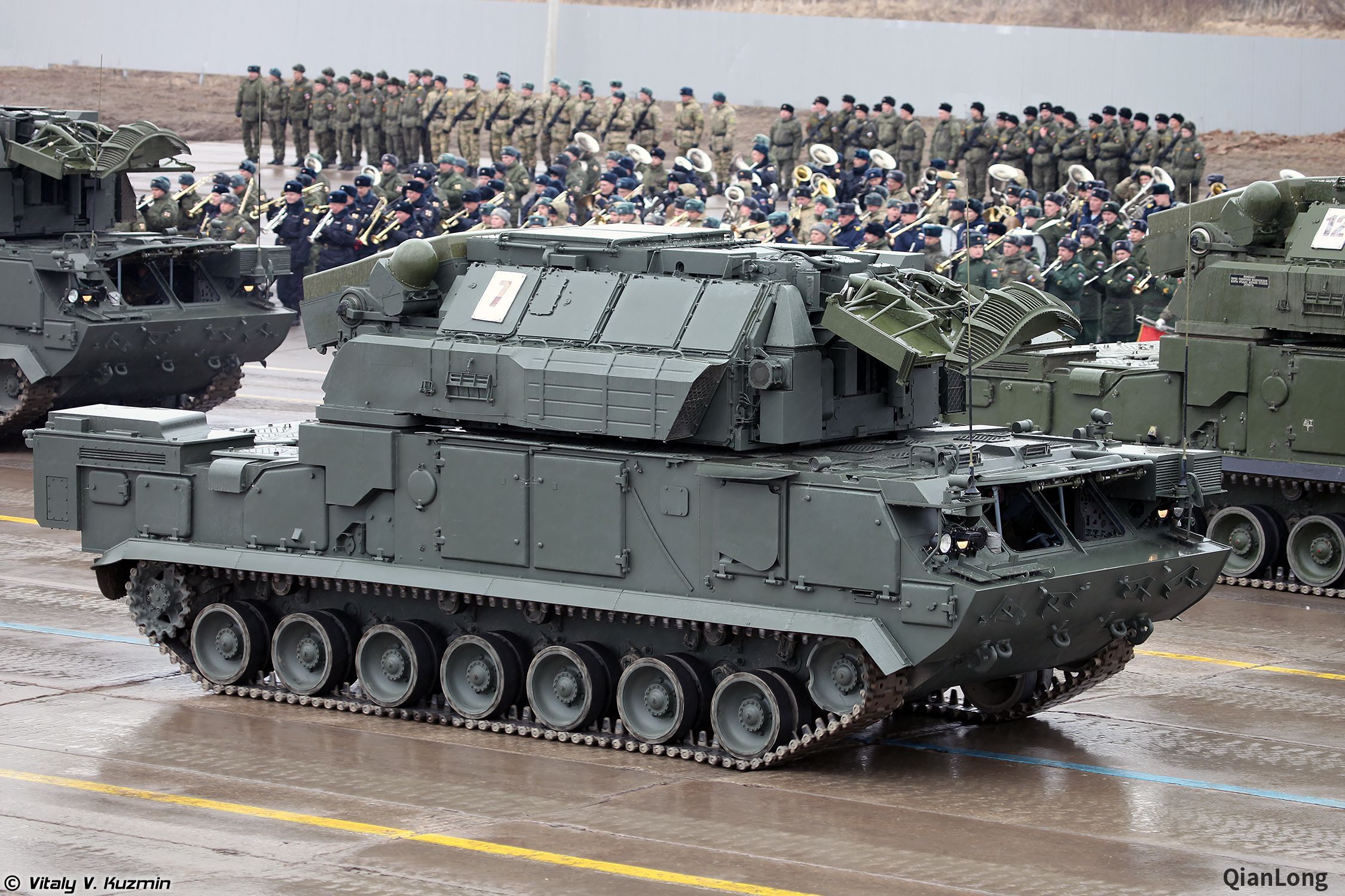 俄罗斯举行胜利节阅兵彩排多款地面装备插着红旗亮相24