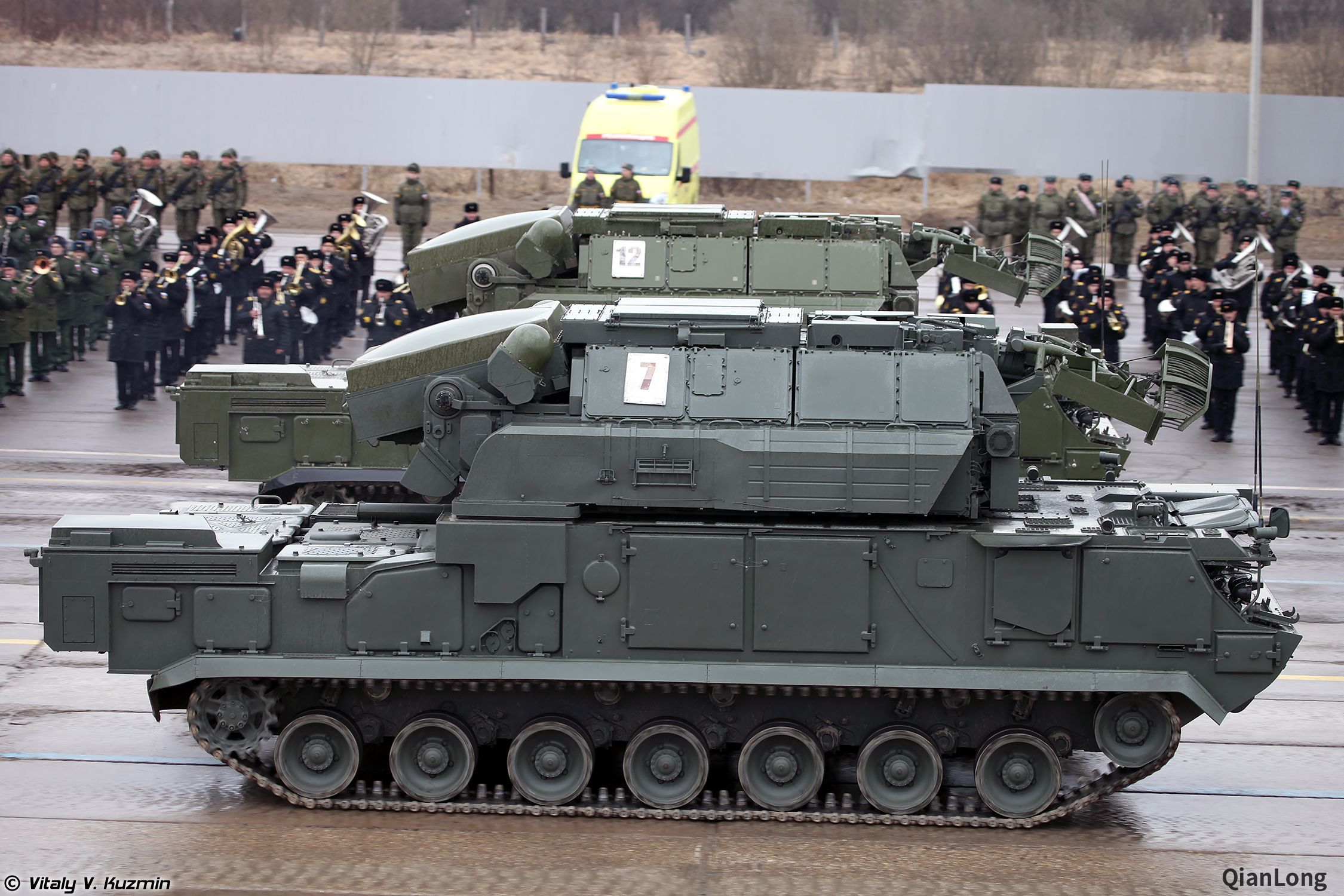 俄罗斯举行胜利节阅兵彩排多款地面装备插着红旗亮相25