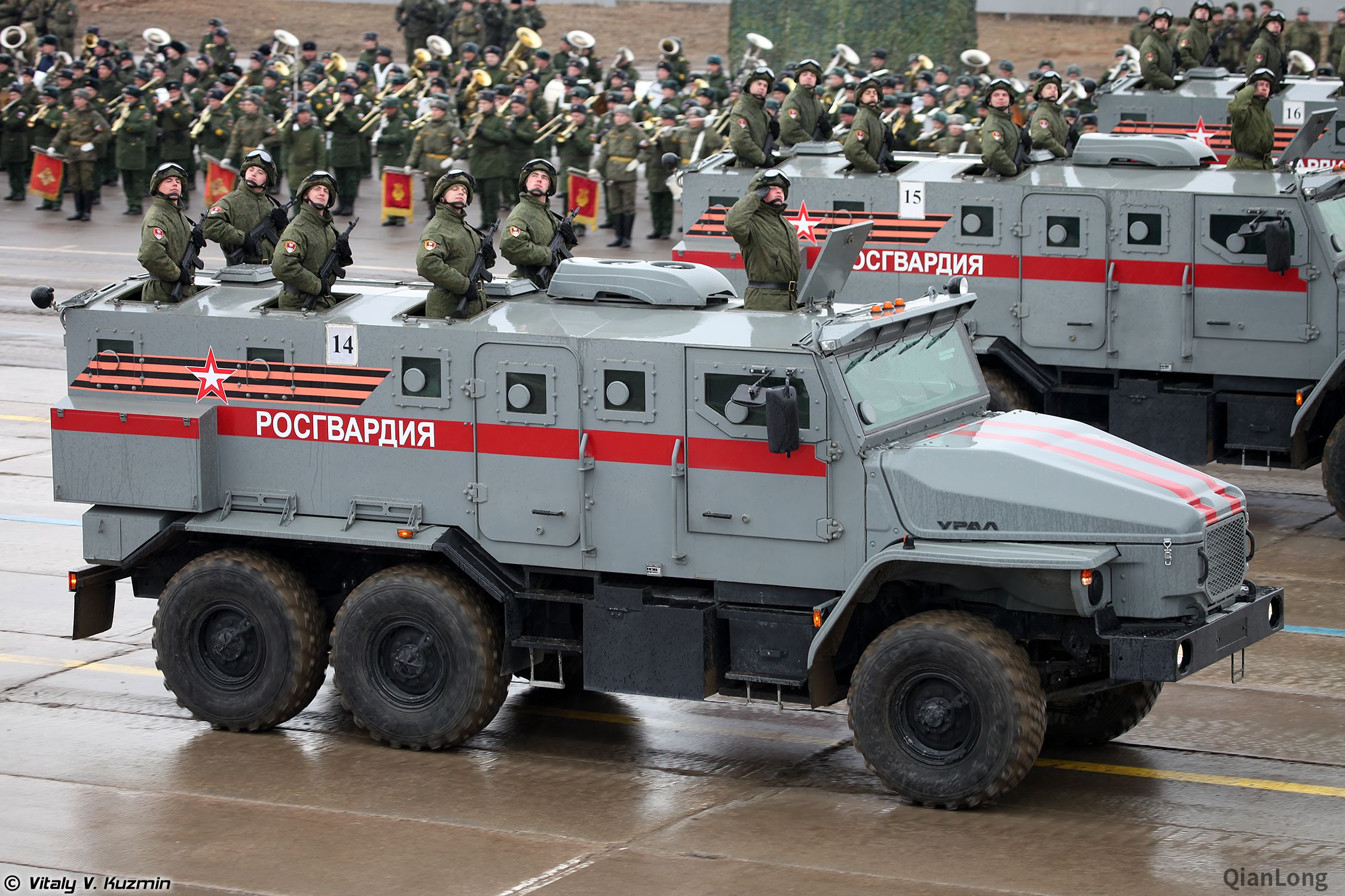 俄罗斯举行胜利节阅兵彩排 多款地面装备插着红旗亮相(33)-千龙网·中