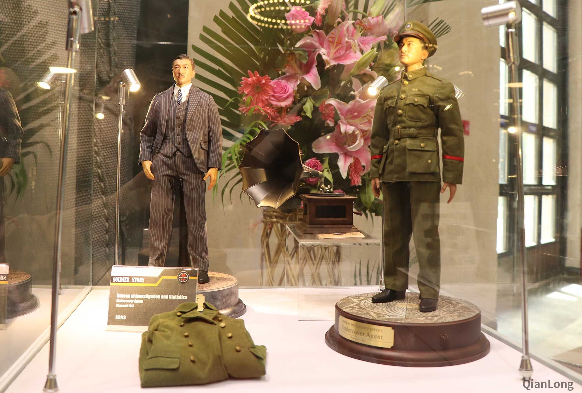 在展会现场展出的国民党军官题材的兵人以及可更换的服装.