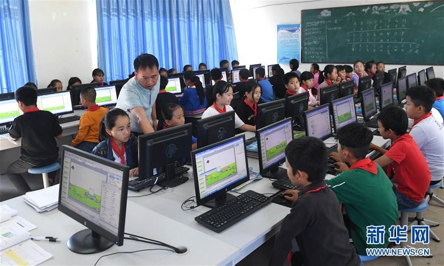 云南省景洪市基诺山基诺族乡民族小学学生在上计算机课(2018年11月20