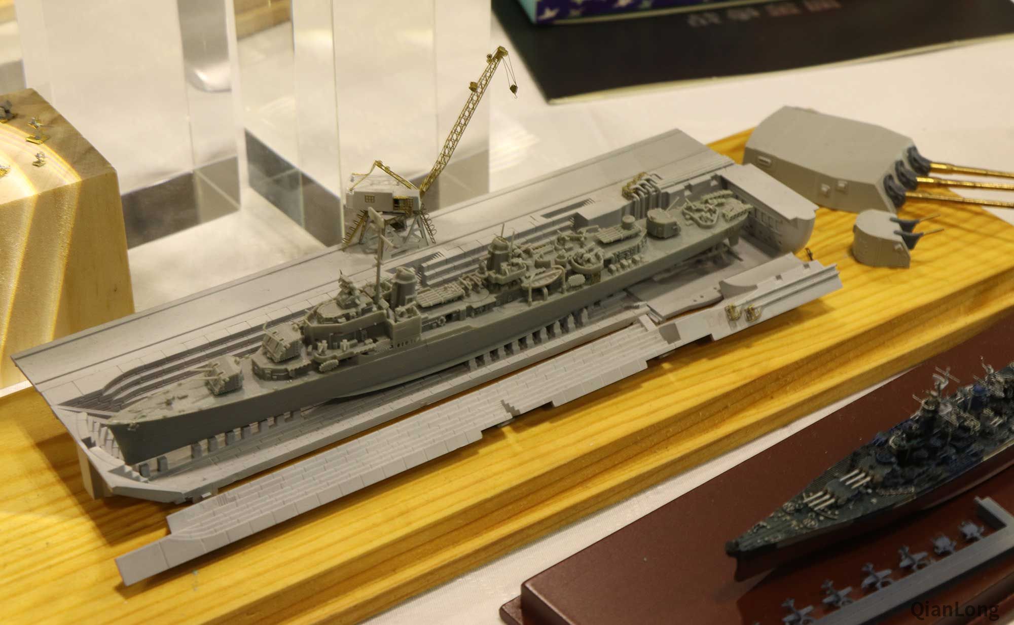 展会现场展出的"基林"级驱逐舰模型和船坞模型,比例为1比2000.