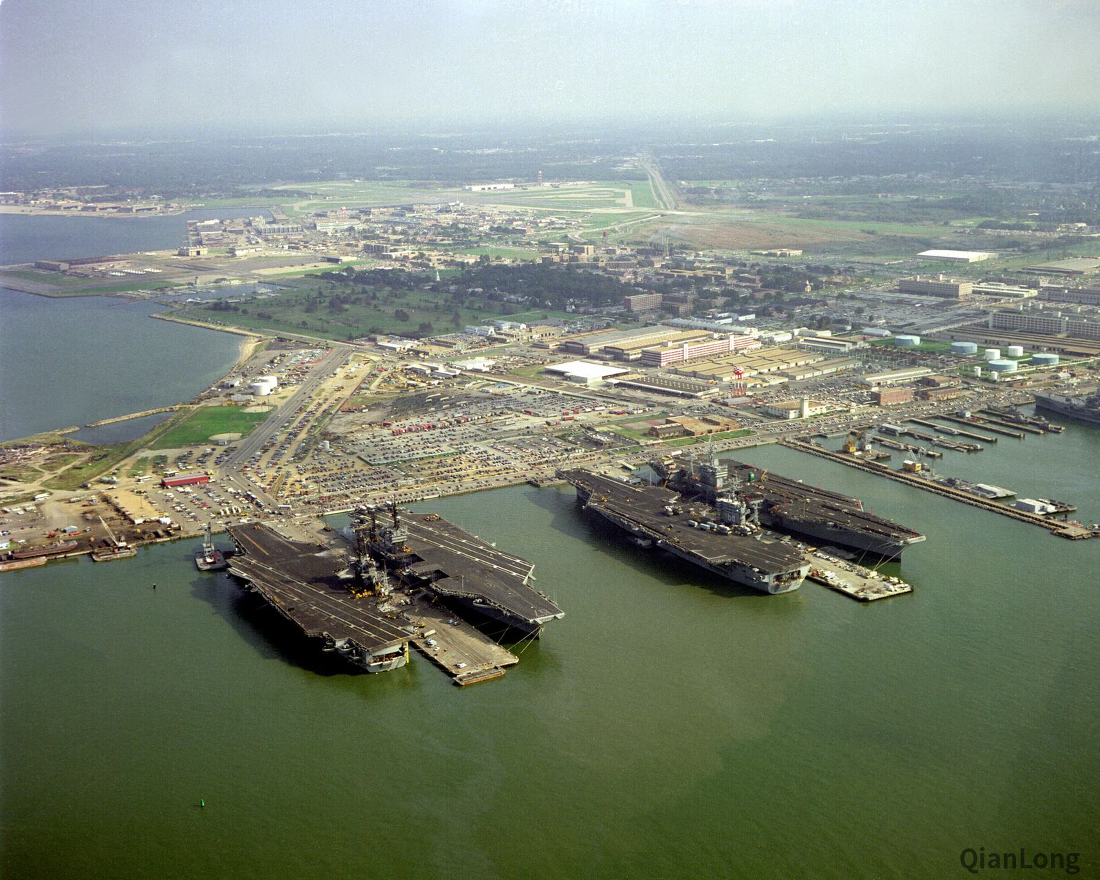 停放在港口内的四艘航母,采用了相同的甲板布局.