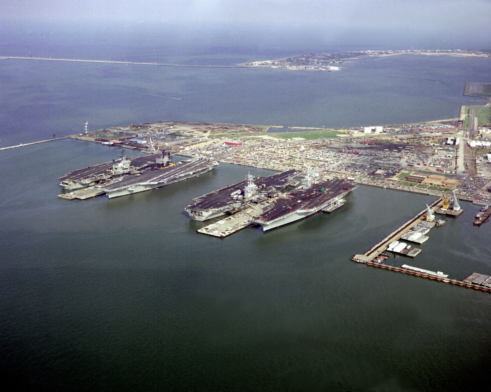 美军四航母停靠诺福克港其中一艘航母已经葬身海底4