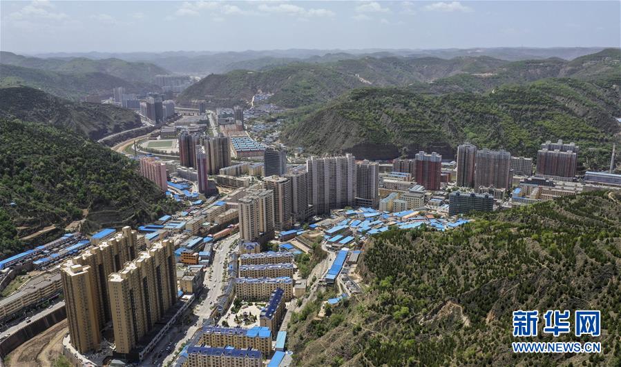 5月11日无人机拍摄的延安市吴起县城.新华社记者 陶明 摄