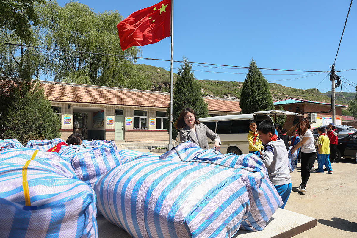 北京温度|大兴老党员为丰宁希望小学送去爱心物资和善款