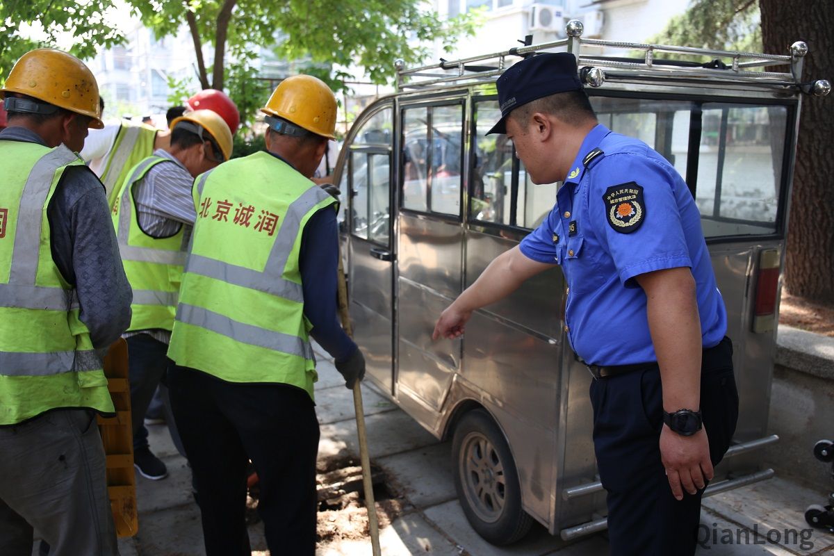 德胜街道"闻风而动,接诉即办",组织街道城建科,城管执法队,公安,交通