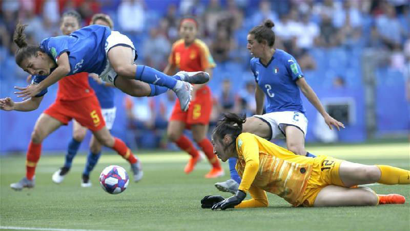 卢卡库妈妈熊抱梅西:啊梅西,这是梅西!她笑开花