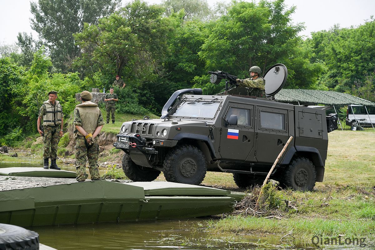 驶上舟桥的俄军"猞猁"越野车.06.驶上舟桥的btr-80a装甲车.