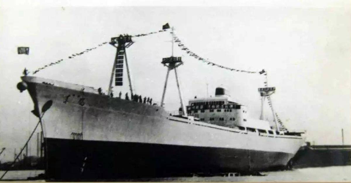 我国首艘万吨远洋轮"东风"号采用前倾型艏