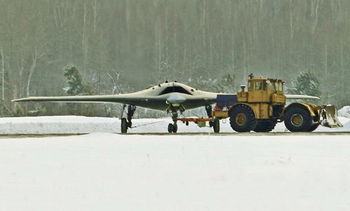 央媒评俄"猎人b"无人隐身战机模型首次参展 设计超前(4)