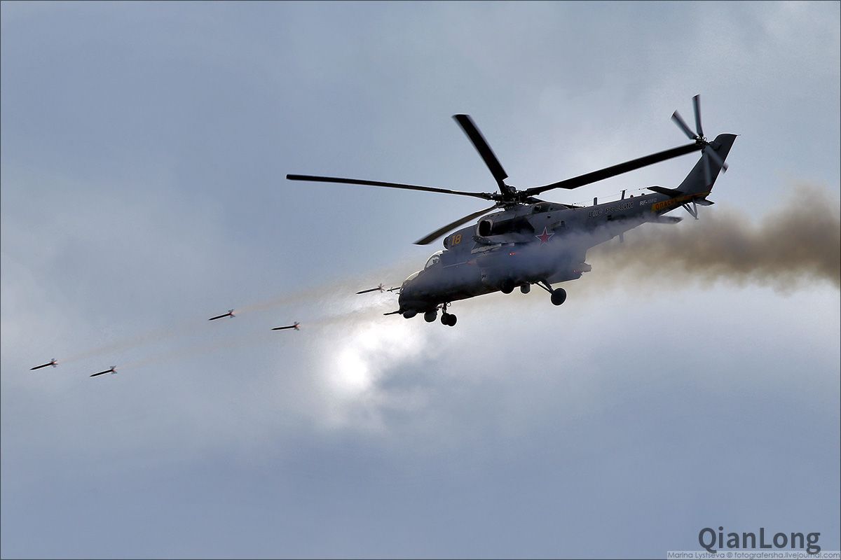 对地面发射无制导火箭弹的米-35m武装直升机.