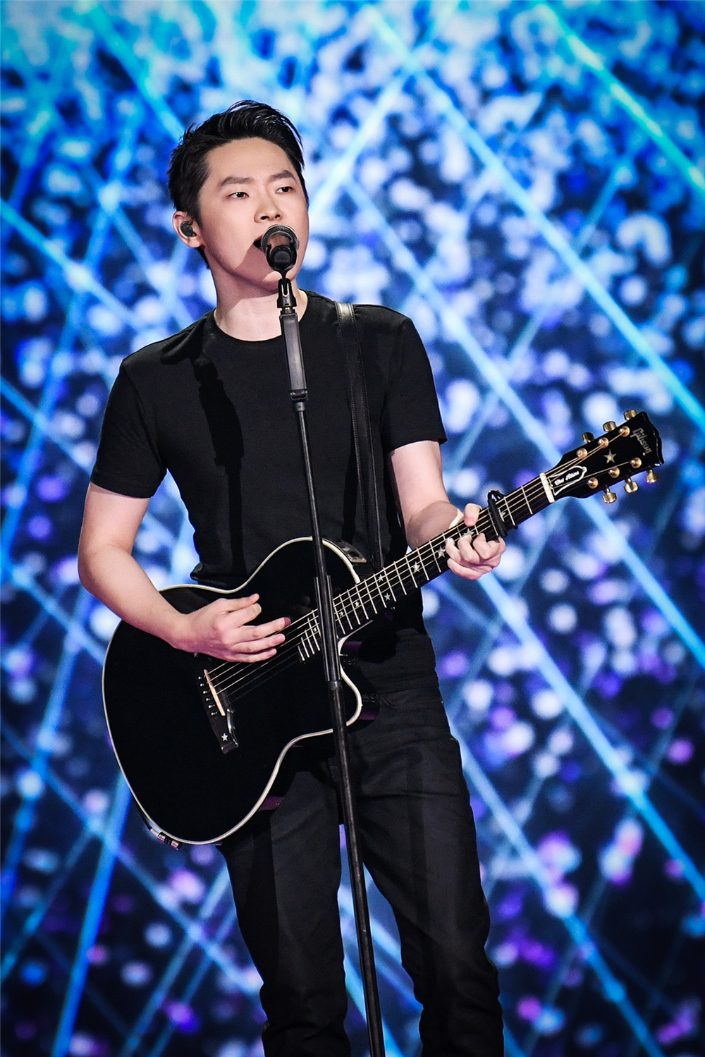 梁博浙江卫视年中音乐盛典演绎原创张亚东一脸姨母笑-笑奇网