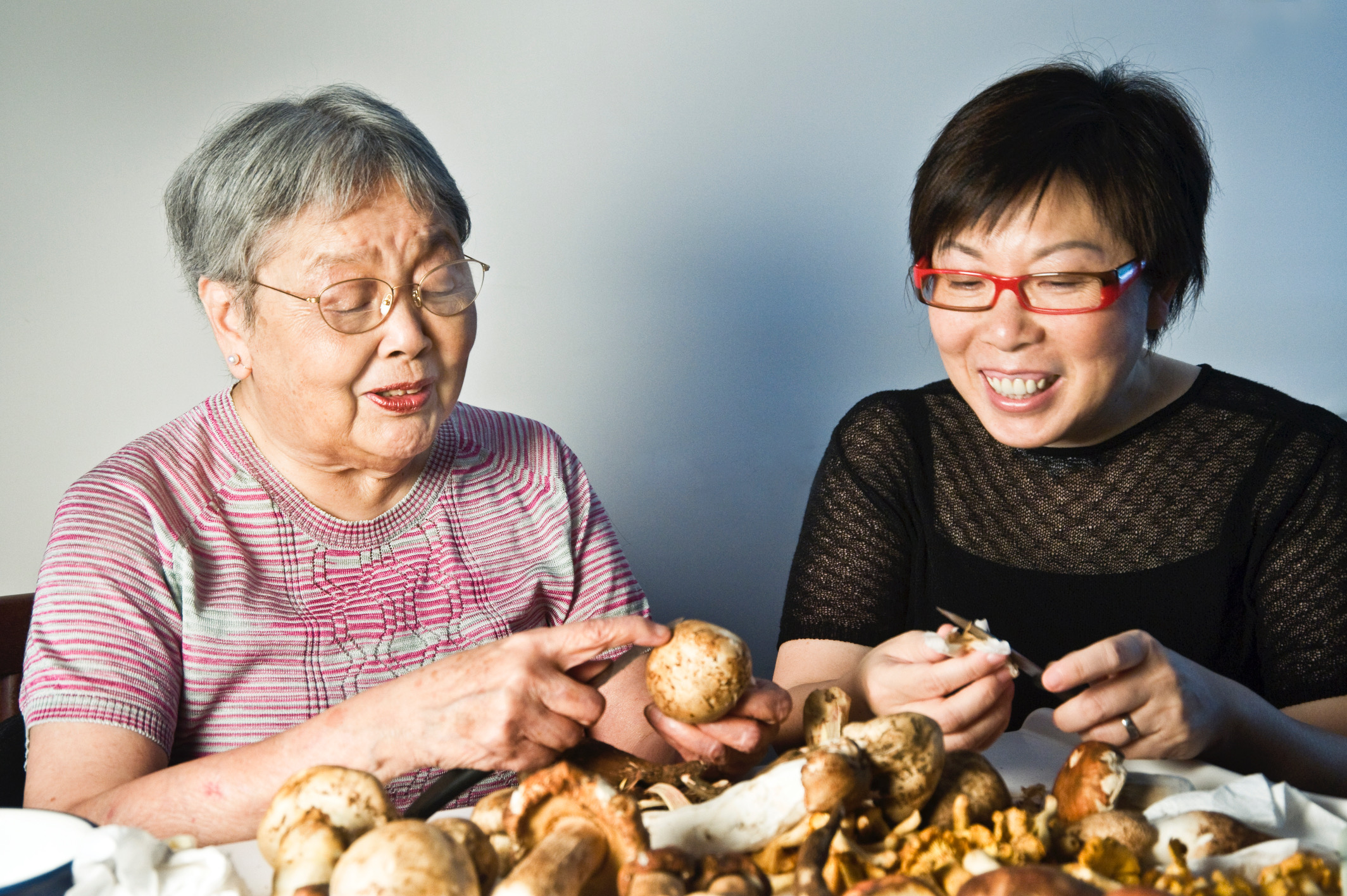 大师姐与她的老师江献珠女士生活照大师姐创作菜食谱三百余篇,饱受