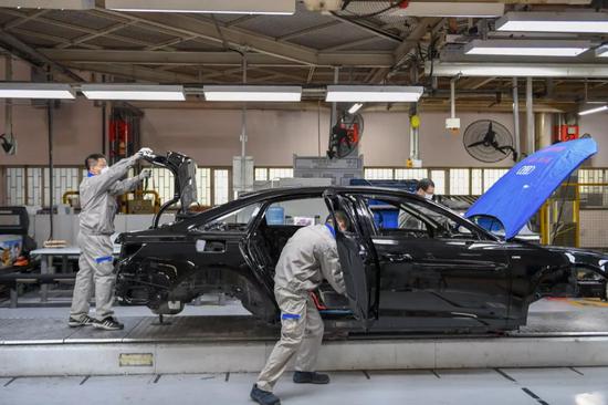2月17日,在一汽-大众汽车有限公司长春基地轿车一厂总装一车间,工人