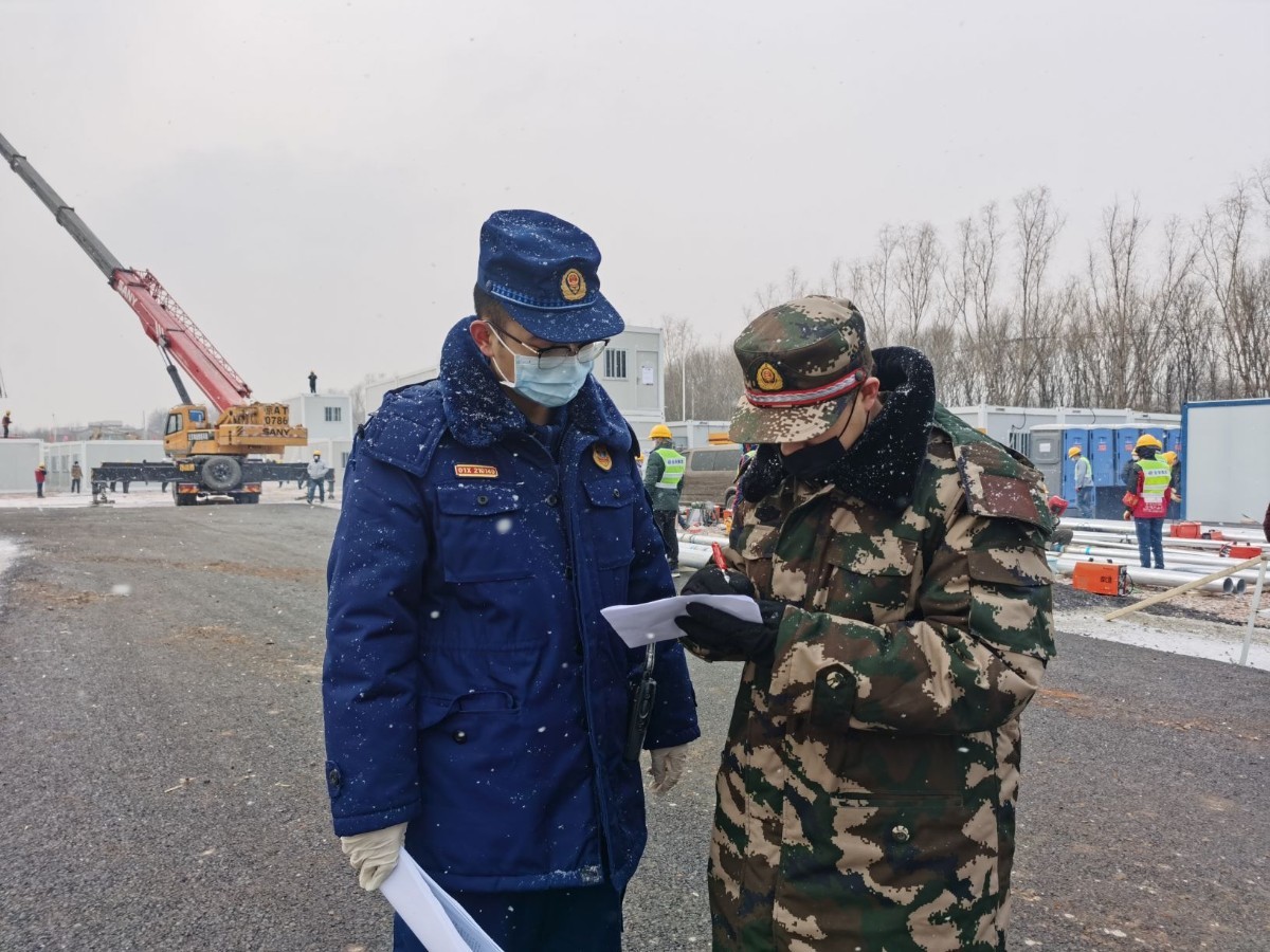 24小时备勤40名消防员守护小汤山医院改造工程