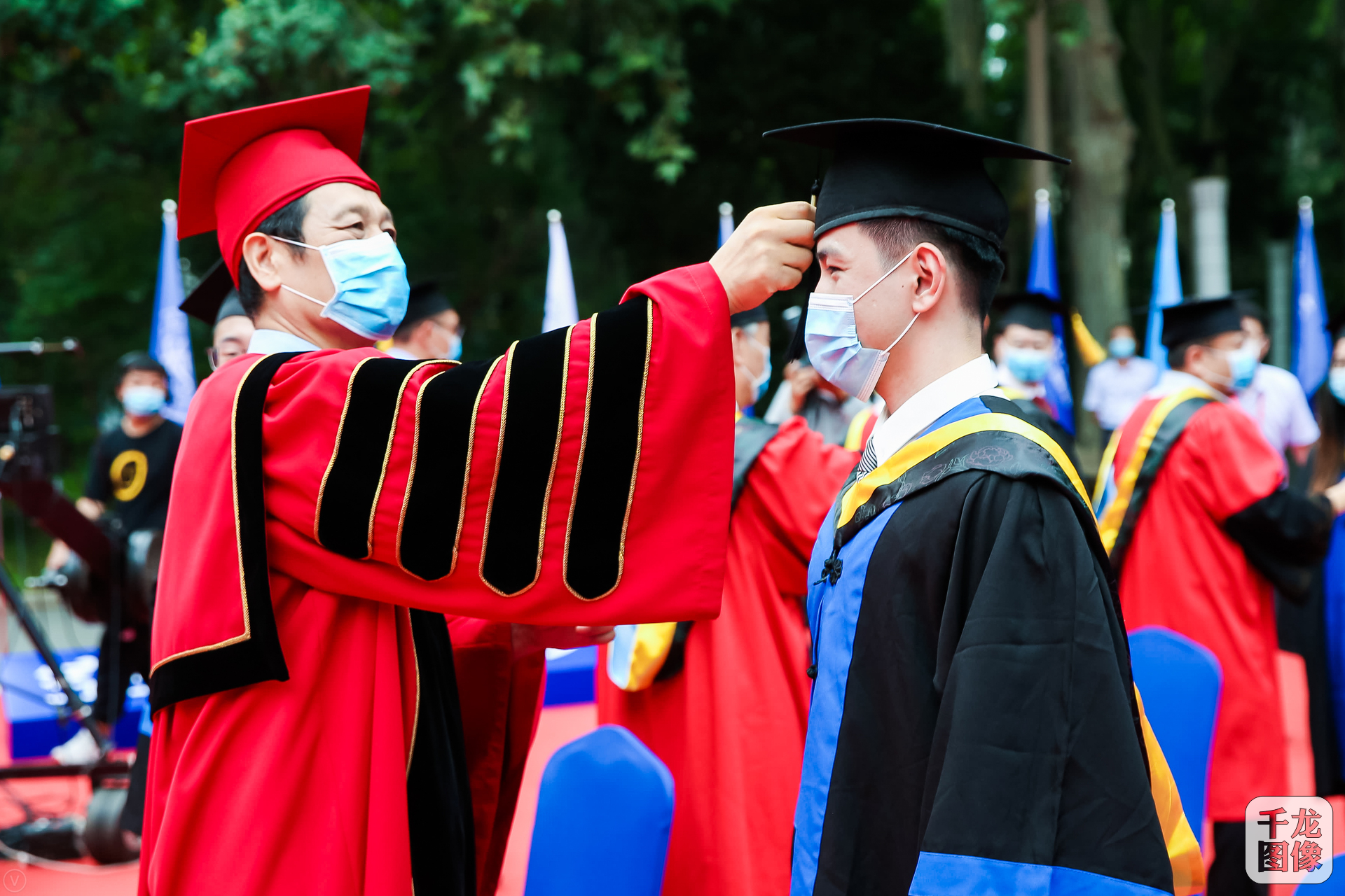 68名毕业生一一拨苏正冠,屏幕前,父母,长辈也为北航学子们完成拨穗礼