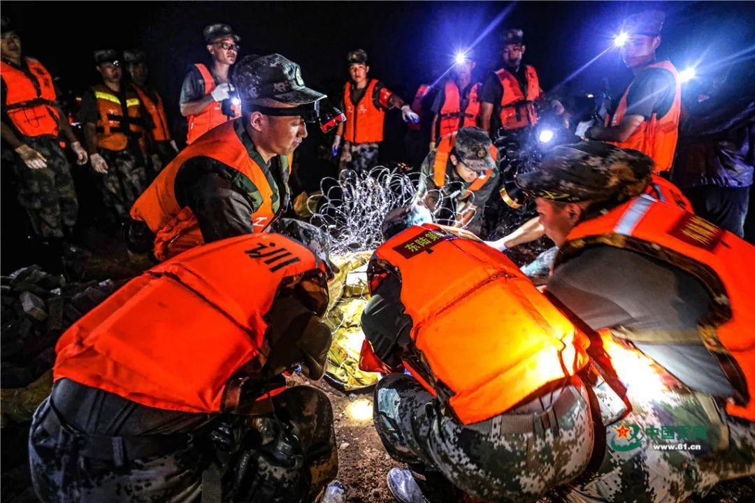 在人民与洪水之间星夜鏖战在抗洪救灾一线他们逆水而行解放军来啦!