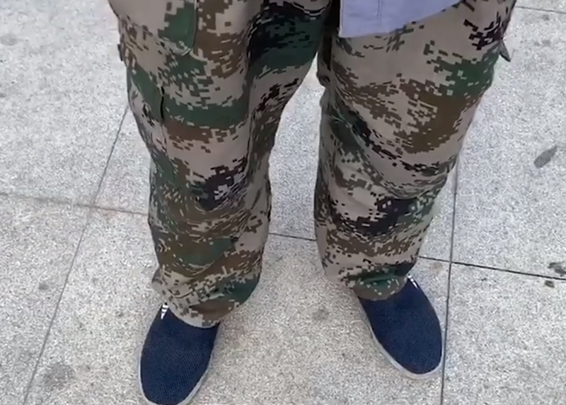 男子穿迷彩裤进书店被当农民工拦下方所西安店致歉