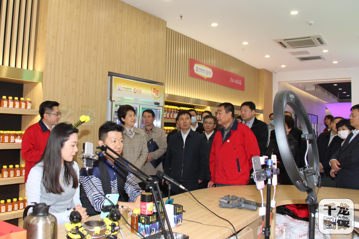 北京市社党委书记,理事长薛刚,党委副书记,常务理事,主任李大维等陪同