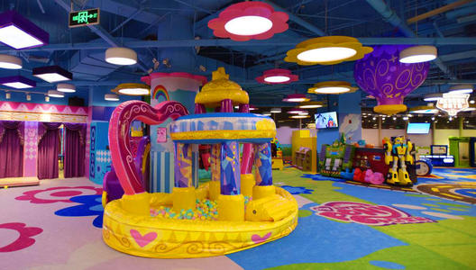 游乐场里净是"低头"父母