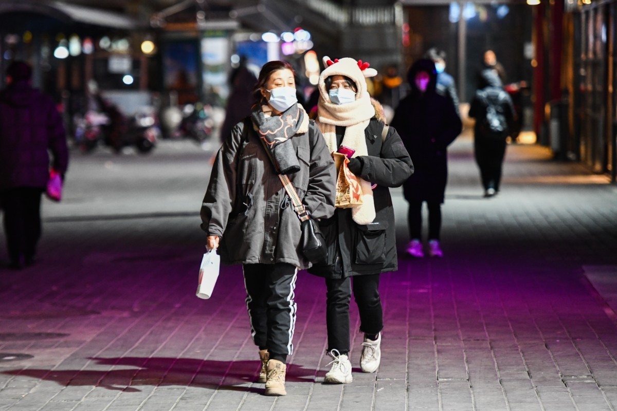 丰台区蒲方路,行人裹得严严实实抵御寒风