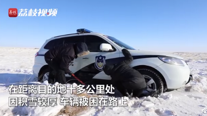 帅02法官骑骆驼穿越雪地办案