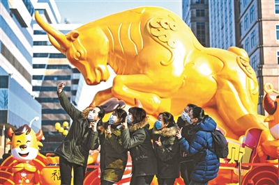 北京青年报记者在西城区金融街看到,由2021生肖牛,祥云福袋等元素组成