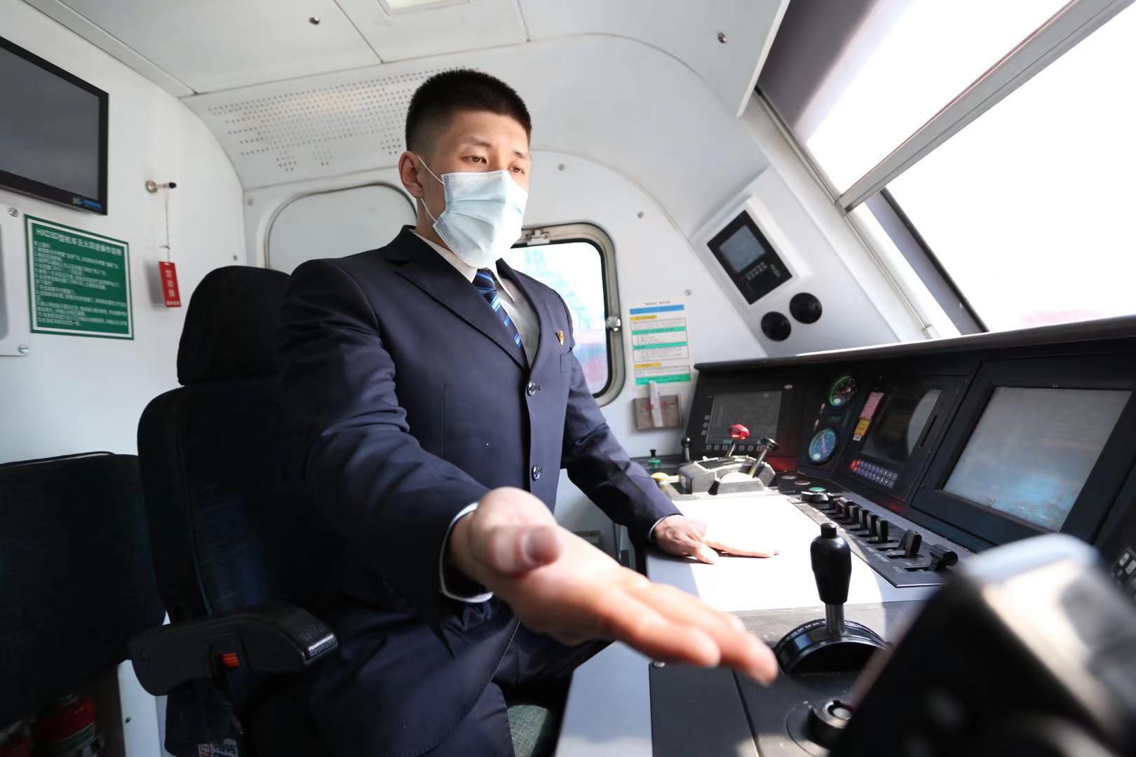 这个春节我不回家牛年第一天开着火车看中国