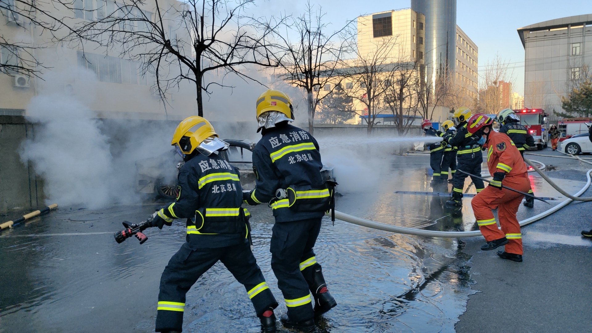 北京石景山一轿车起火猛烈燃烧消防员2分钟扑灭明火