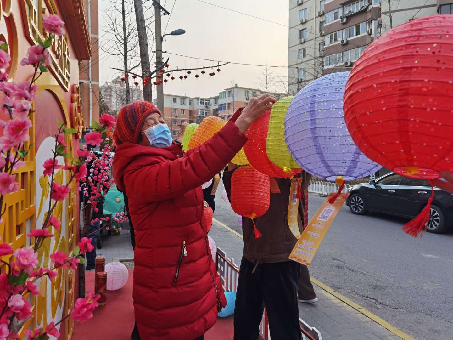 元宵花灯扮靓社区猜灯谜活动吸引居民踊跃参与