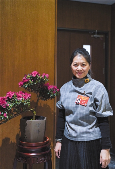 全国政协委员迟子建物质脱贫后的文化脱贫任重道远