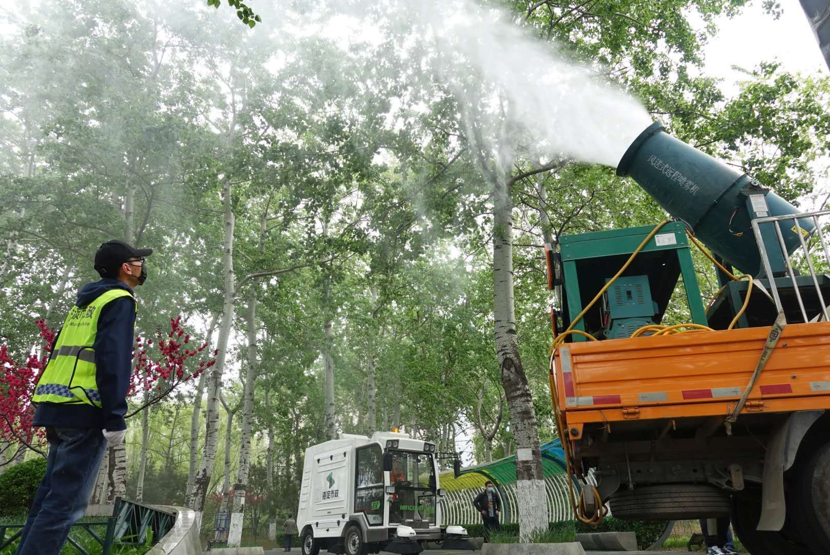 直击北京杨柳飞絮治理:高压喷雾车上阵!-千龙网·中国首都网