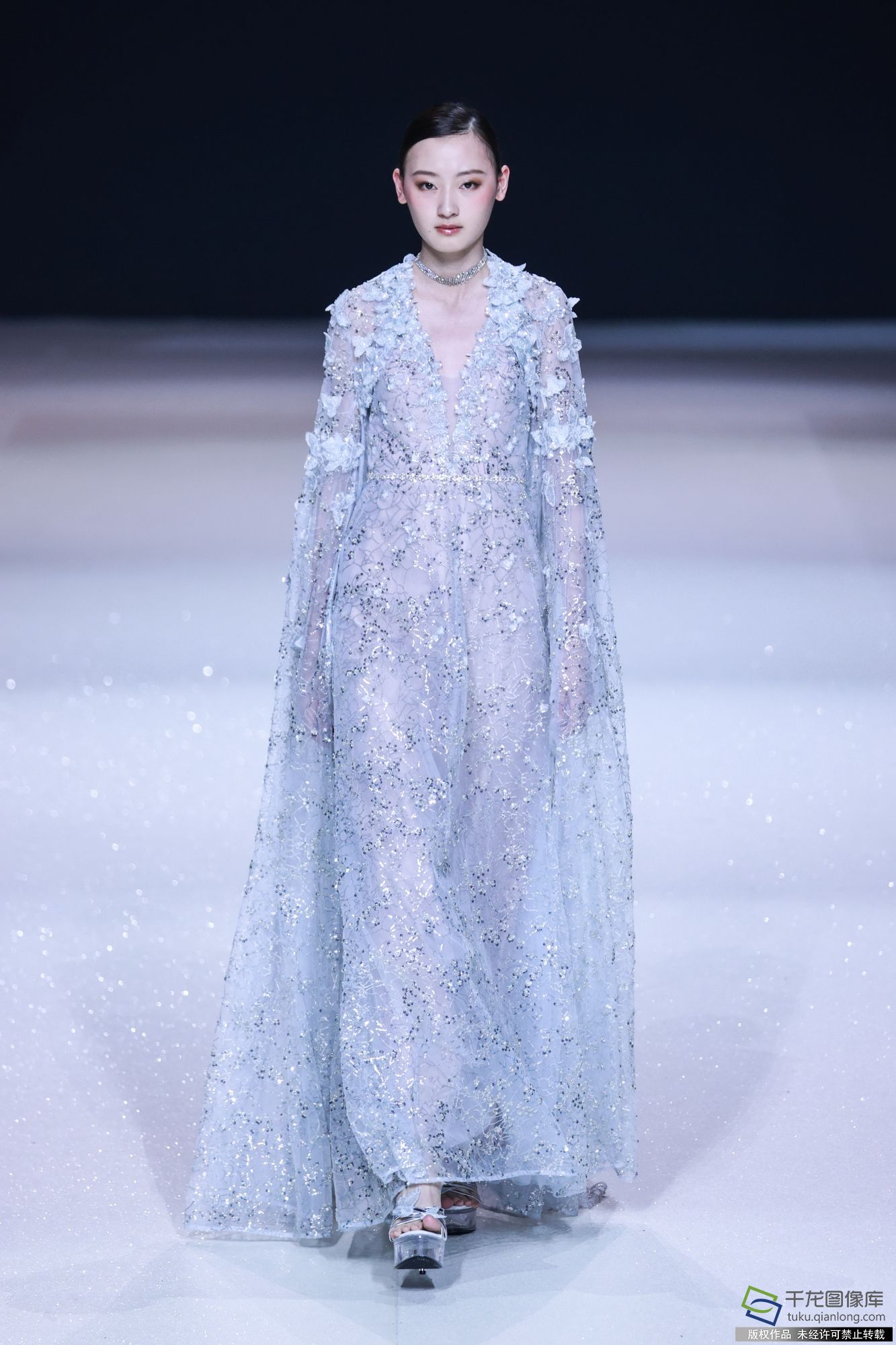 图为模特现场展示设计师服装作品.千龙网记者 陈健男摄