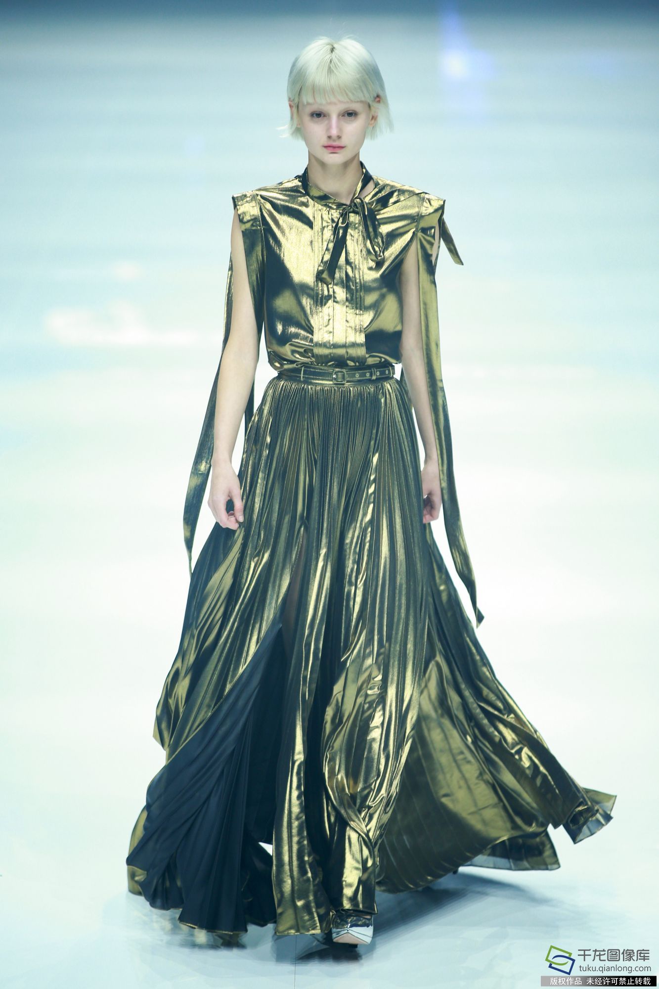 歌中歌2022春夏系列时装亮相中国国际时装周闭幕式