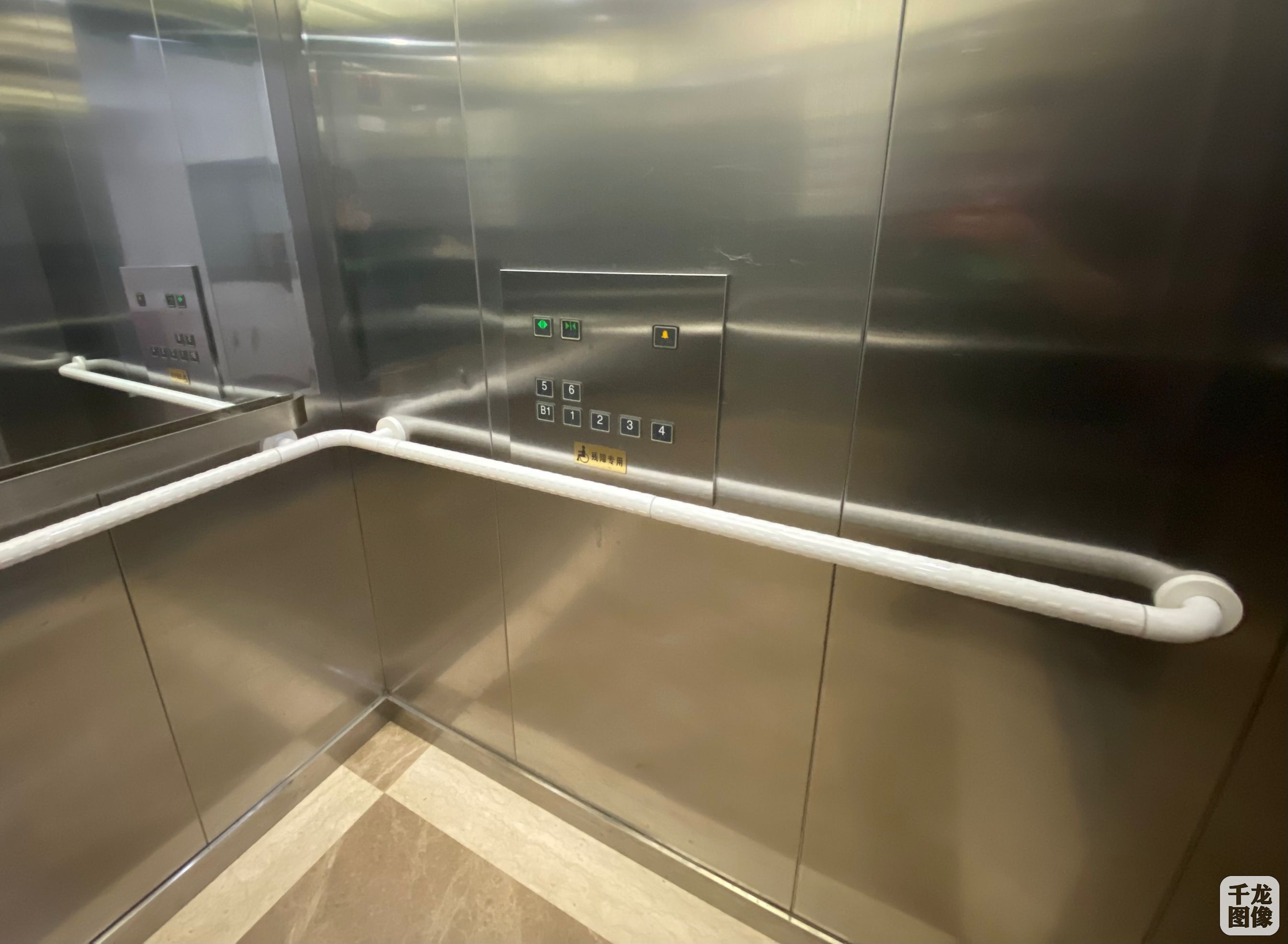 西城区图书馆此次无障碍设施升级项目包括:无障碍通道,无障碍电梯,无